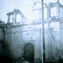 Portada destruida de la iglesia de Santa Catarina, Virgen y Mártir, de la Nueva Guatemala de la Asunción